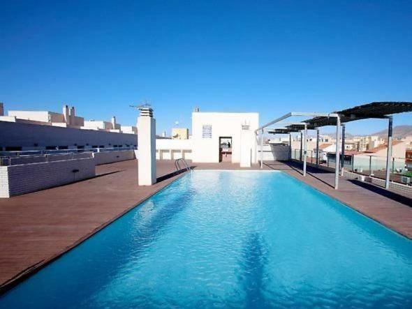 uma grande piscina no topo de um edifício em El puerto em Puerto de Mazarrón