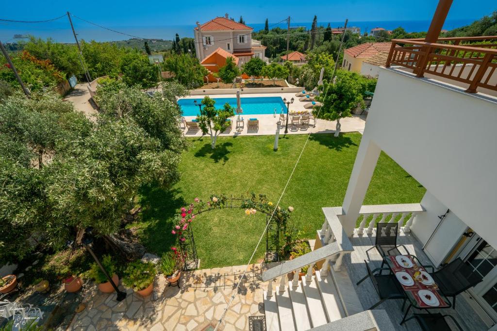 - une vue aérienne sur une maison avec une cour dans l&#39;établissement Villa Erasmia- House 2 upper floor, à Sarláta