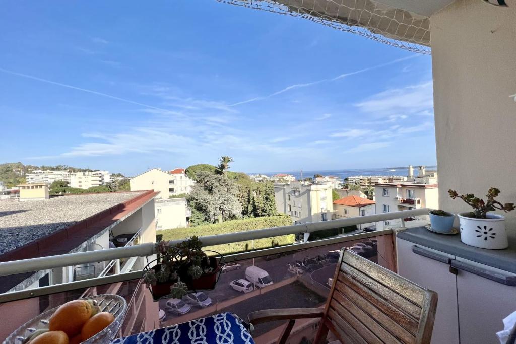 un balcon avec vue sur une ville dans l'établissement 2 room apartment with sea view, à Cannes