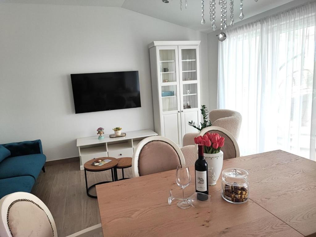 TV a/nebo společenská místnost v ubytování SPLIT VIEW 2 Bedrooms LUXURY APARTMAN 90 m2