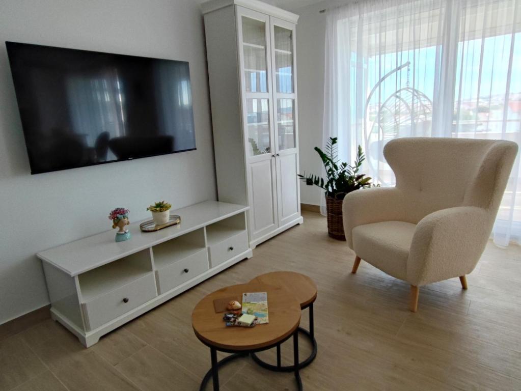TV a/nebo společenská místnost v ubytování SPLIT VIEW 2 Bedrooms LUXURY APARTMAN 90 m2