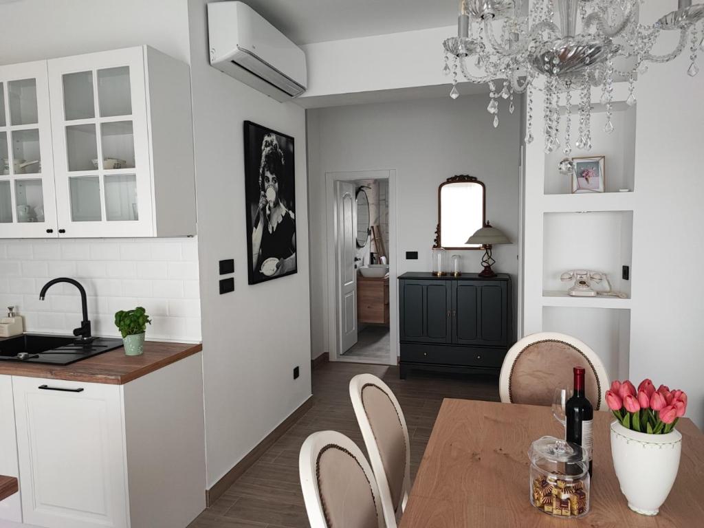 Kuchyň nebo kuchyňský kout v ubytování SPLIT VIEW 2 Bedrooms LUXURY APARTMAN 90 m2