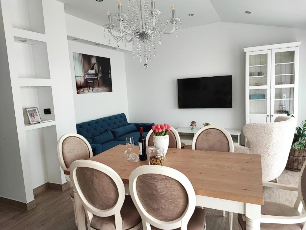 TV a/nebo společenská místnost v ubytování SPLIT VIEW 2 Bedrooms LUXURY APARTMAN 90 m2