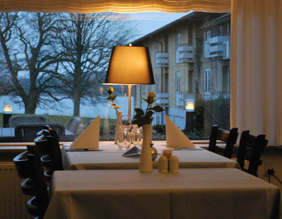 Restoran või mõni muu söögikoht majutusasutuses Hotel Skanderborghus