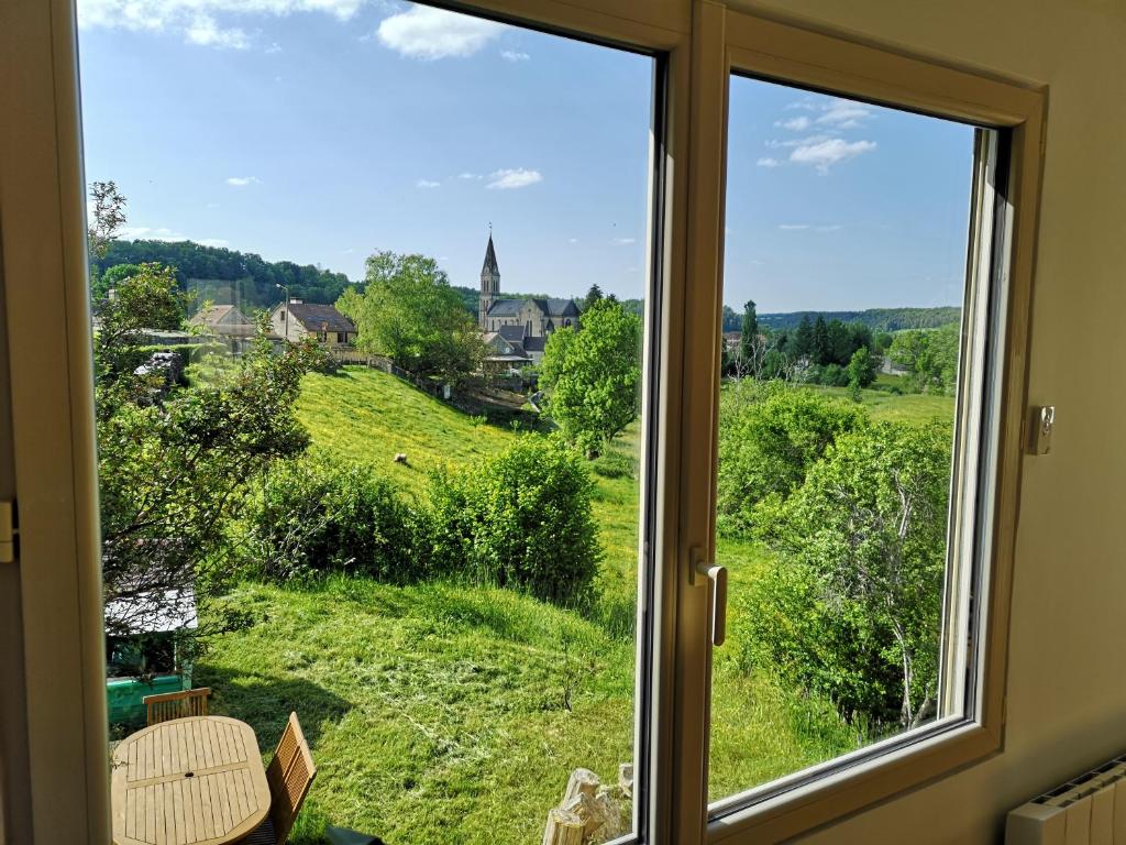 ein Fenster mit Blick auf ein grünes Feld in der Unterkunft Belle vue au cœur du Châtillonnais in Aisey-sur-Seine