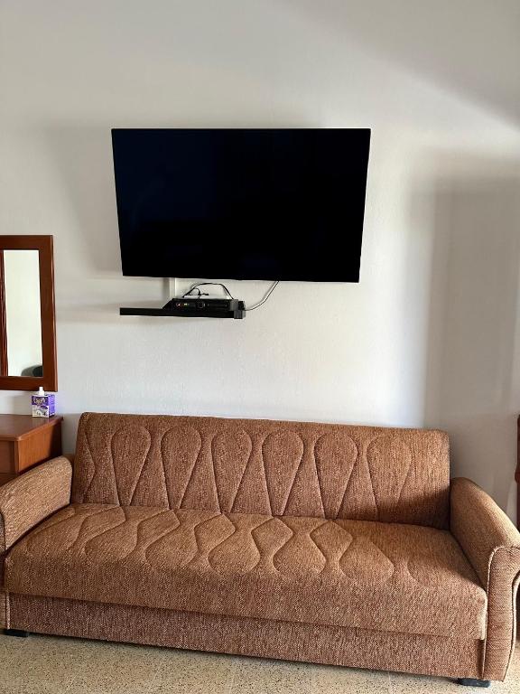 Televízia a/alebo spoločenská miestnosť v ubytovaní Aegean Endless Summer Villa Pefkos