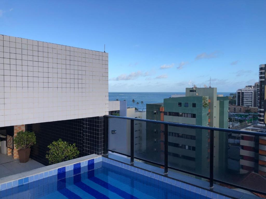 een uitzicht vanaf het balkon van een gebouw met een zwembad bij Apartamento completo - Jatiúca - Perto de tudo in Maceió