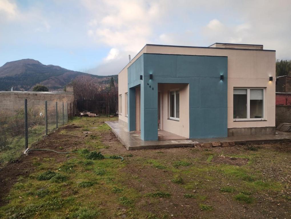 mały niebieski dom na polu w obiekcie Sueños de Montaña w mieście Esquel