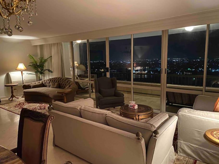 Posezení v ubytování Cairo, Pyramids and Nile River View Luxury Apartment, Maadi Corniche