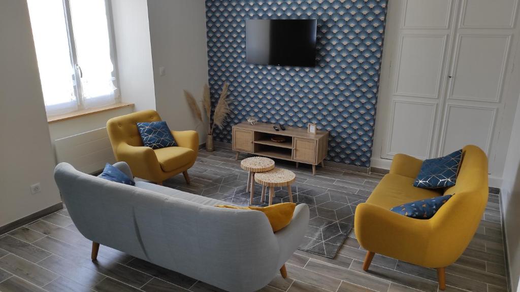 a living room with two chairs and a couch at Bulles d'Evasion in Avize