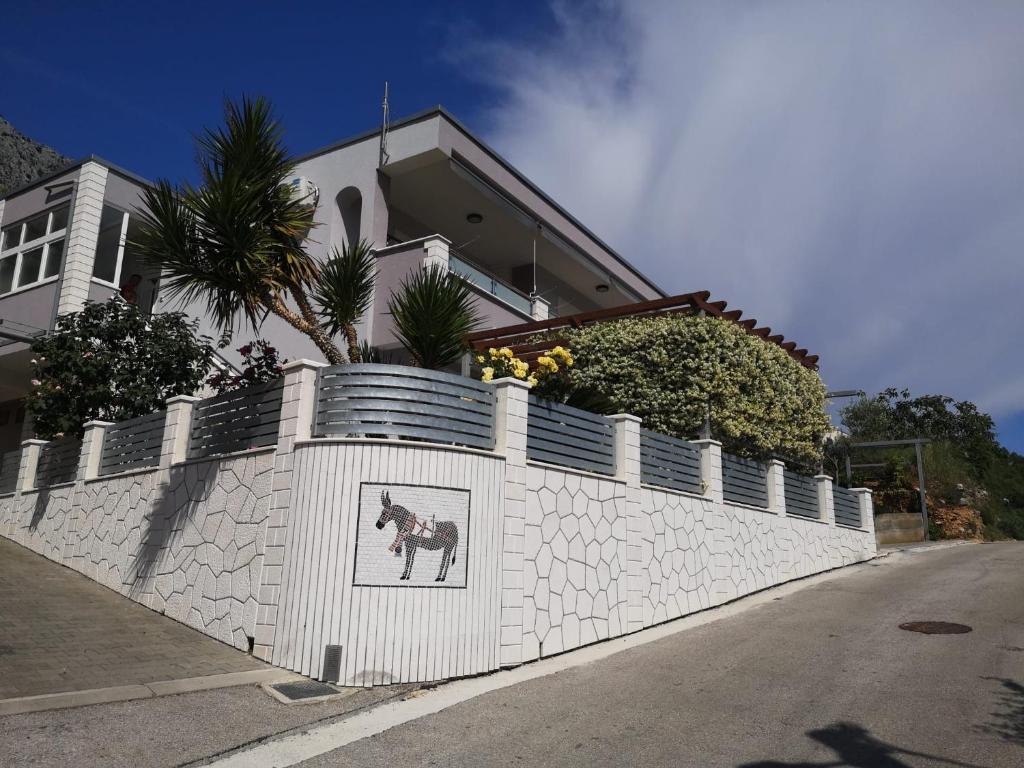a white fence with a picture of a horse on it at Bilić S in Dugi Rat