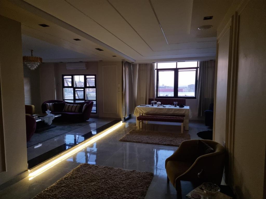 - un salon avec un canapé et une table dans l'établissement Aswan Hotel Appartments, à Assouan