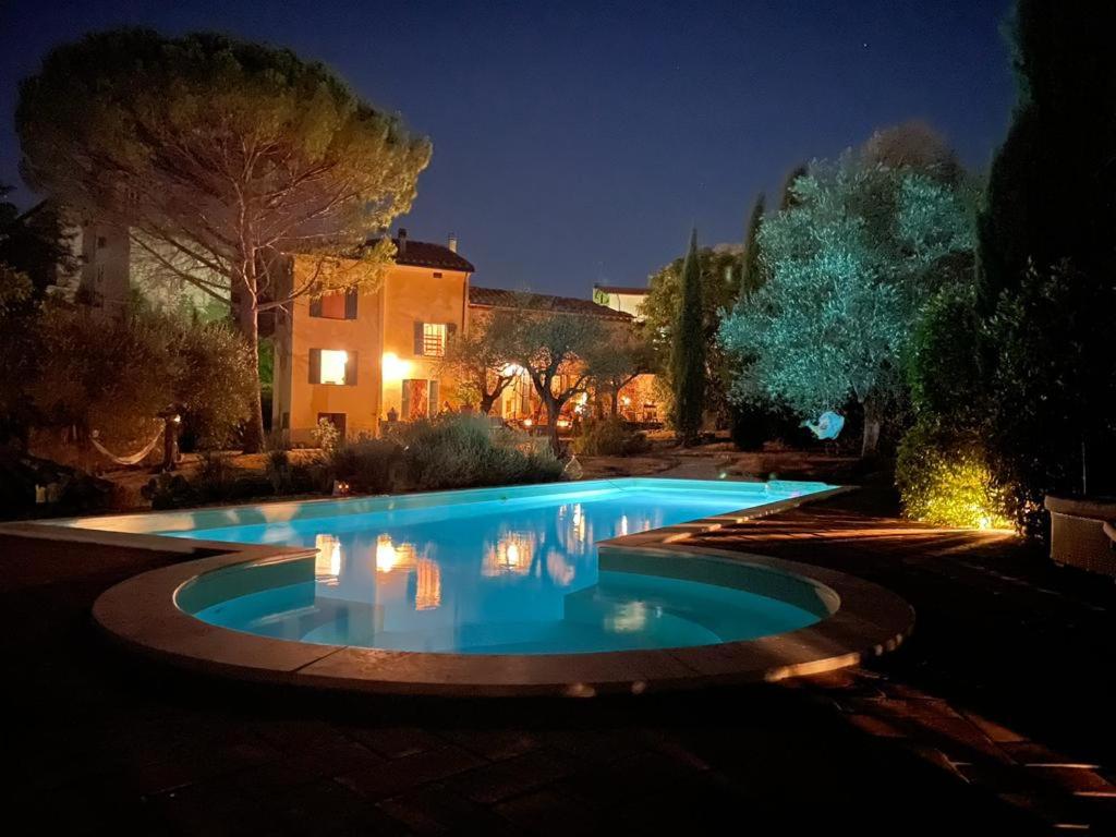 una piscina en un patio por la noche en Fontecristina, en Collebaldo