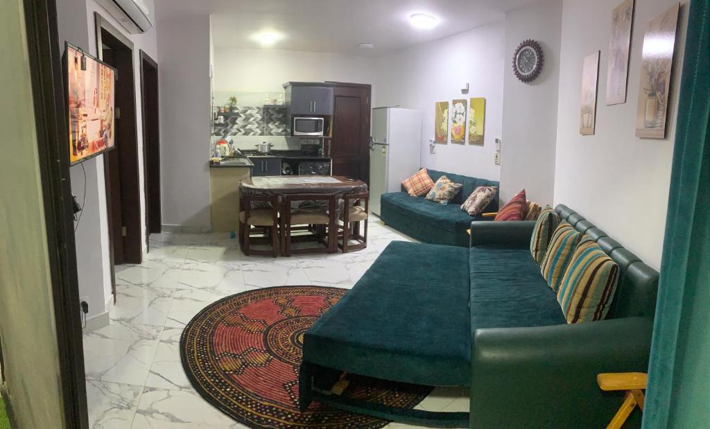 uma sala de estar com um sofá e uma mesa em Porto said em Port Said