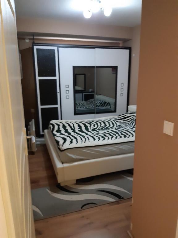 pokój z dwoma łóżkami i lustrem w obiekcie Ana Apartment w Ochrydzie