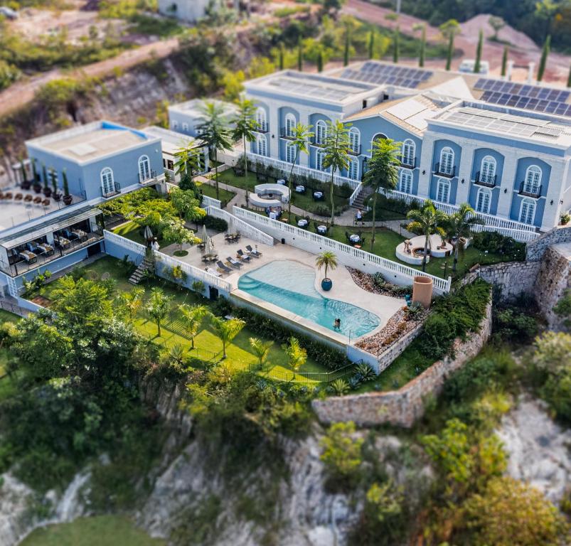 eine Luftansicht eines Herrenhauses mit Pool in der Unterkunft Vila Pugliesi Hotel Boutique in Lençóis