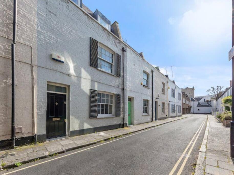 una calle vacía con una fila de edificios en Mews House West Ken, en Londres