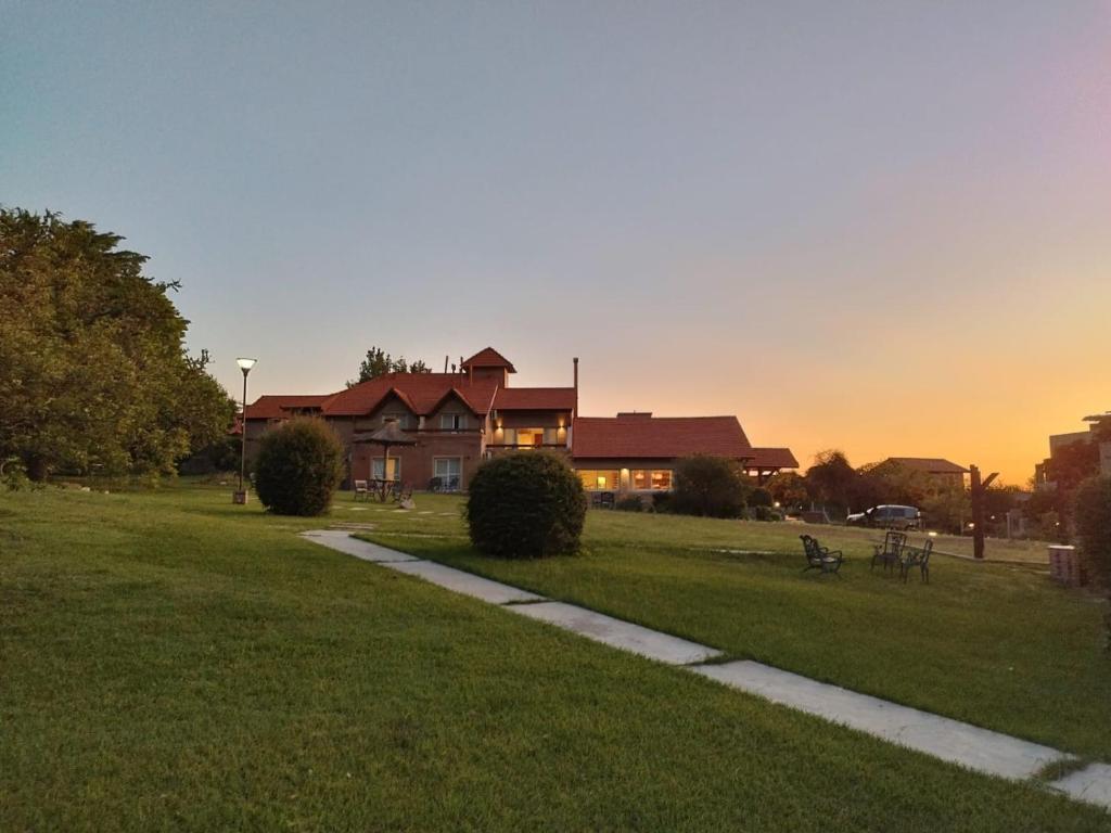 uma casa num parque com um campo relvado em Rincon del Valle em Merlo