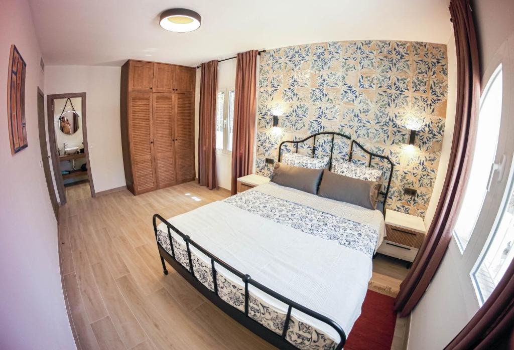 sypialnia z łóżkiem i ścianą z niebieską tapetą w obiekcie Villa Yanna w mieście Benalmádena