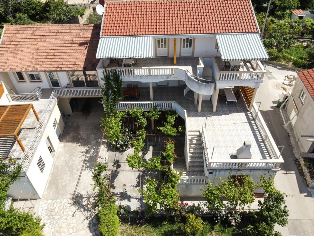z góry widok na dom z ogrodem w obiekcie Rasin Apartments w Pakoštane