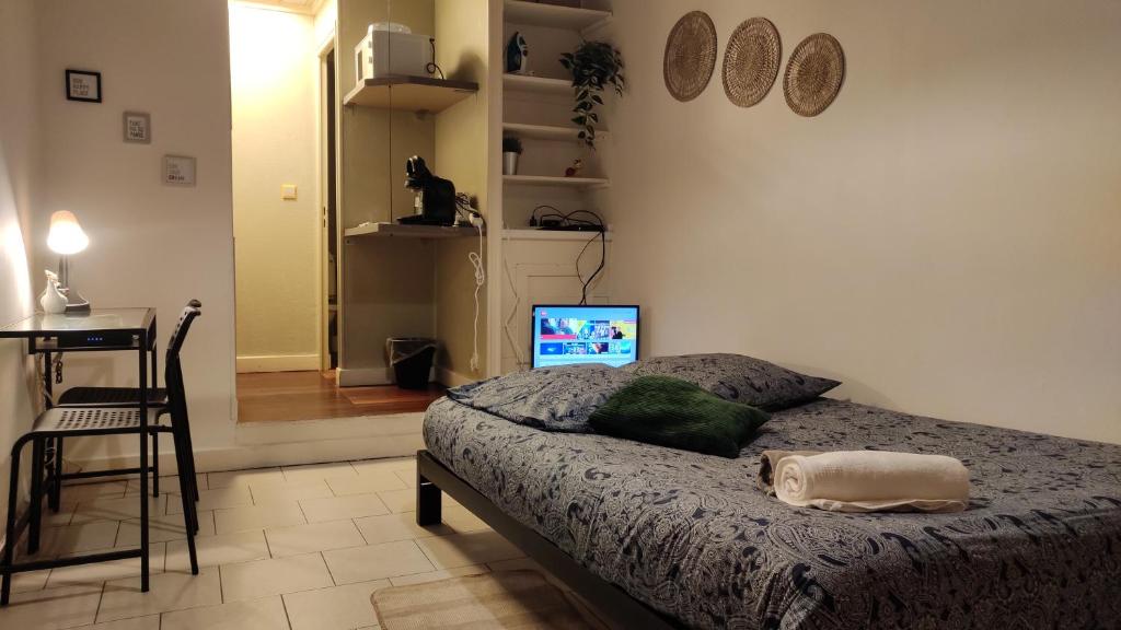 - une chambre avec un lit et un bureau avec un ordinateur portable dans l'établissement 30 Boulevard Studio Apartment - 01, à Melun