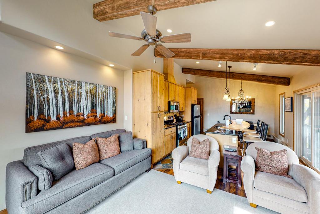 uma sala de estar com dois sofás e uma cozinha em Snowmass Village 19E em Snowmass Village