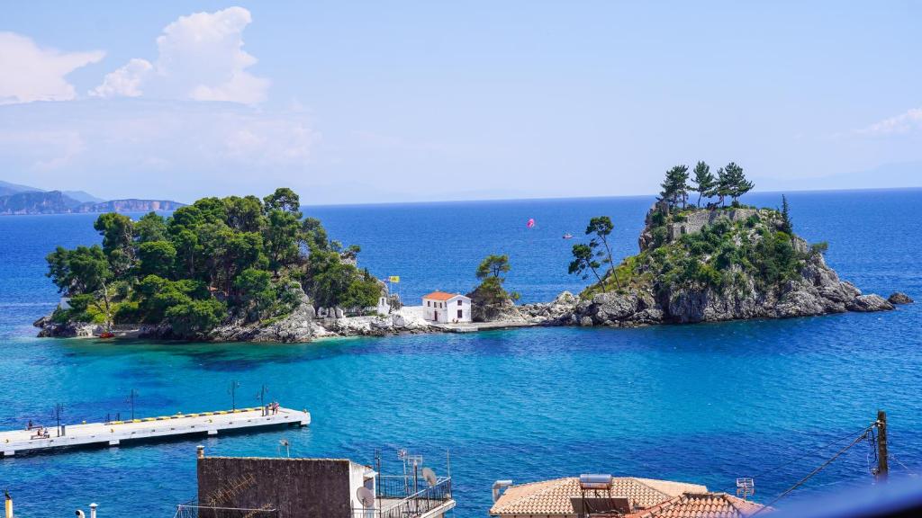 eine kleine Insel mitten im Ozean in der Unterkunft Belvedere Hotel parga in Parga