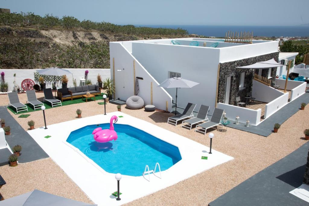 une villa avec une piscine dans l'établissement Village Anto Fira, à Fira