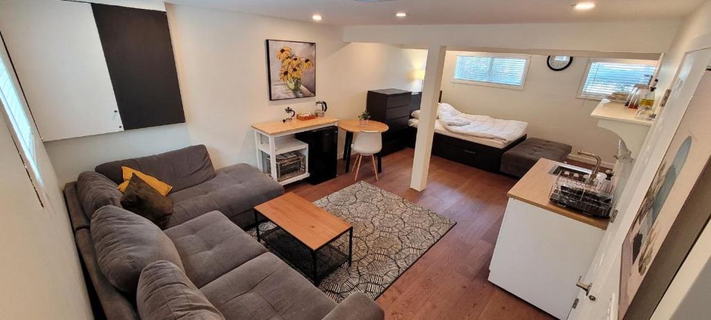 sala de estar con sofá y mesa en Private Studio Apartment House en Calgary