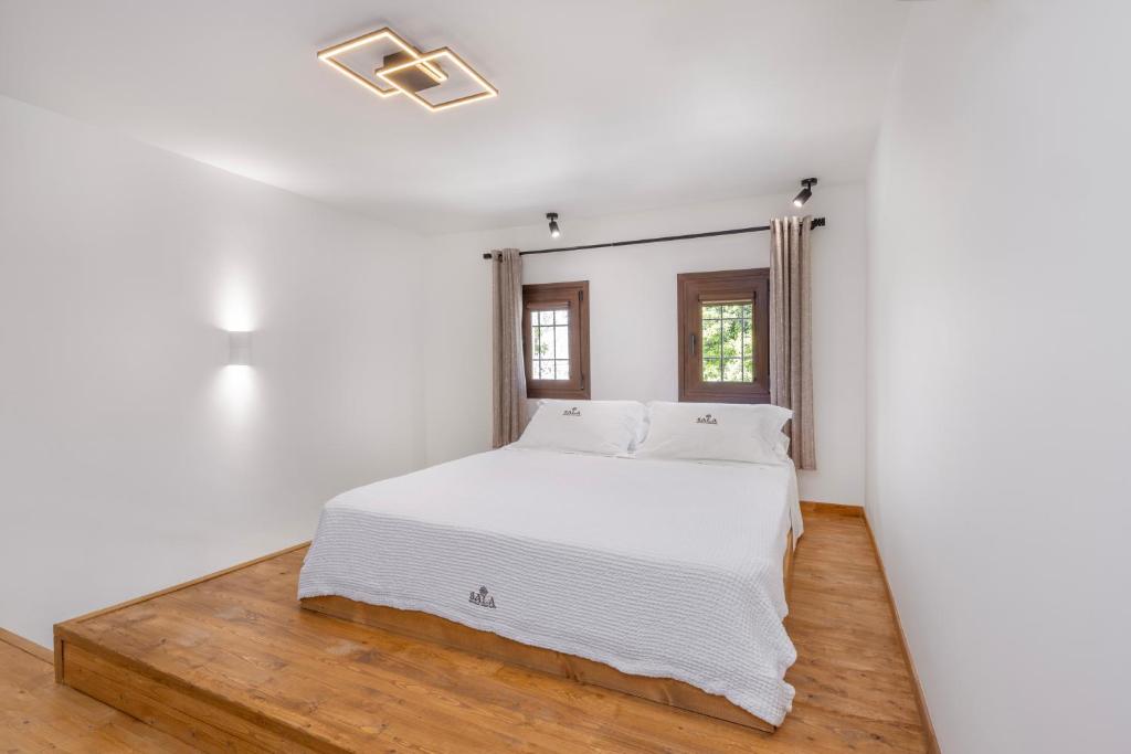 Postel nebo postele na pokoji v ubytování Sala Historical Luxury Suites