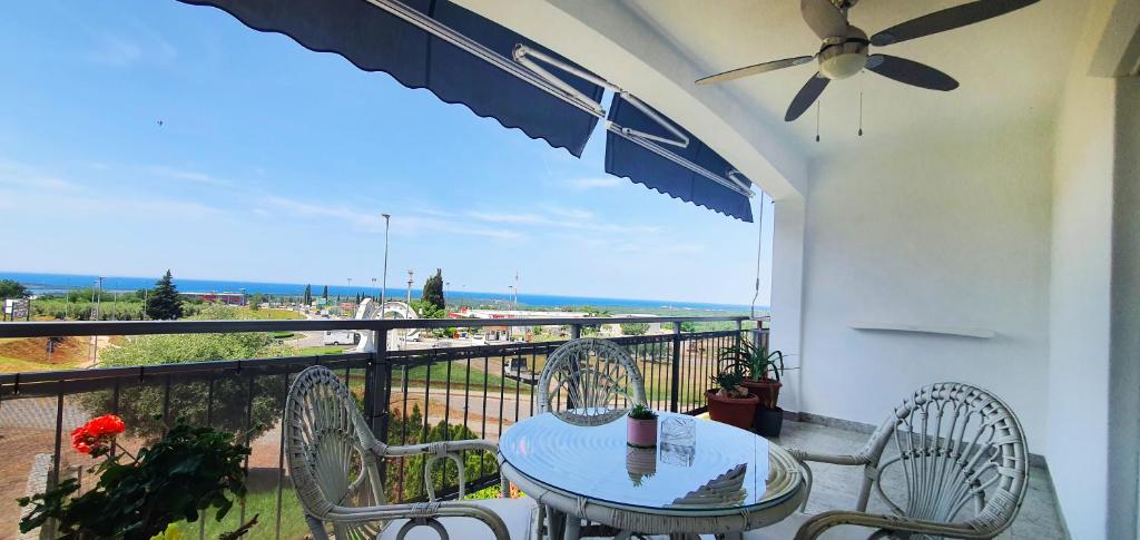 a patio with a table and chairs on a balcony at Panorama in Tar