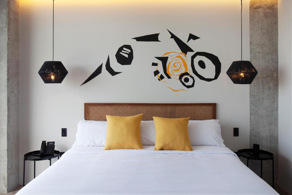 Postel nebo postele na pokoji v ubytování Eolia Sustainable Design Hotel
