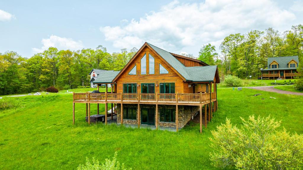 una grande casa in legno su un campo verde di Valley Lodge a McHenry