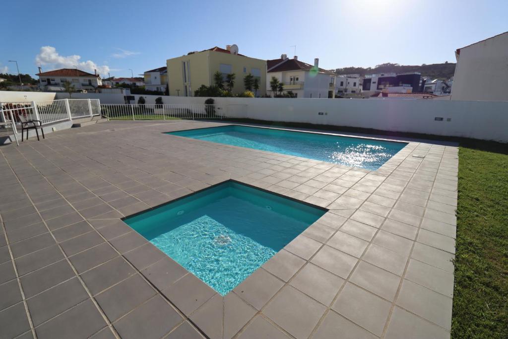 een zwembad in het midden van een patio bij T3 Euro Beach Life - Salir do Porto in Salir de Porto