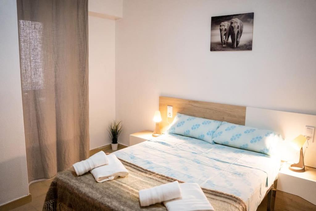 トレビエハにあるApartamento en Torreviejaのベッドルーム1室(大型ベッド1台、タオル2枚付)