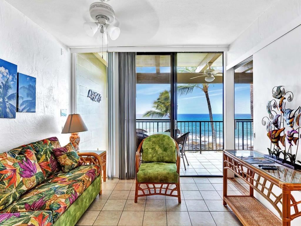 sala de estar con sofá y vistas al océano en Kona Bali Kai #316, en Kailua-Kona