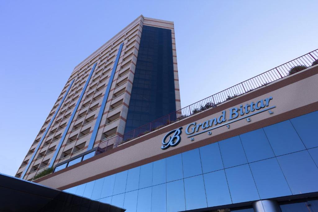 ein hohes Gebäude mit einem Schild davor in der Unterkunft Grand Bittar Hotel in Brasilia