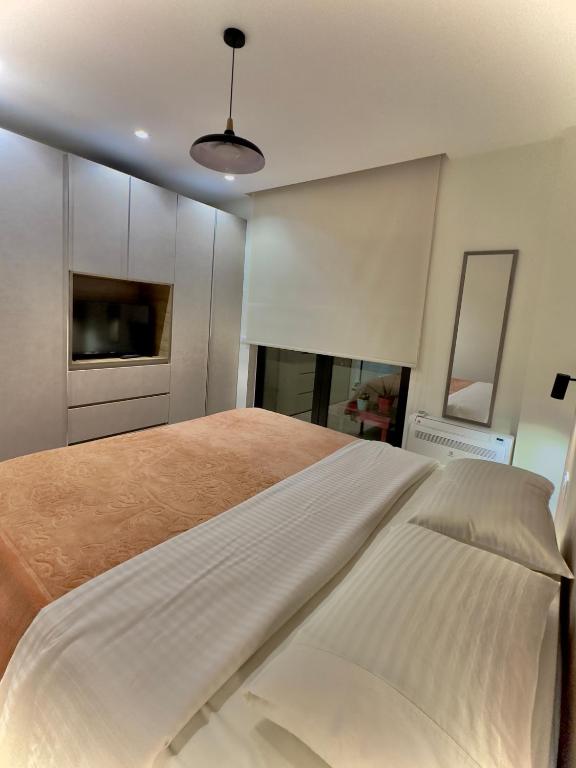 Charming and Bright Tirana Center Apartament - Image 7