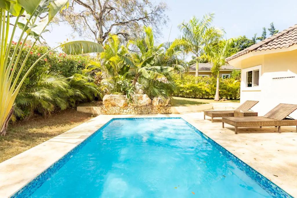 Bazén v ubytování 2 Bed 2 Bath Villa with Jacuzzi, High Speed Wi-Fi nebo v jeho okolí