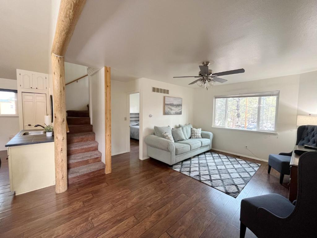 Welcoming 2 bedroom suite with private yard - Housity