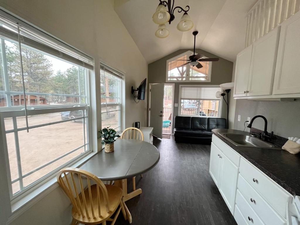 Kuchyň nebo kuchyňský kout v ubytování Cedar Tiny Home