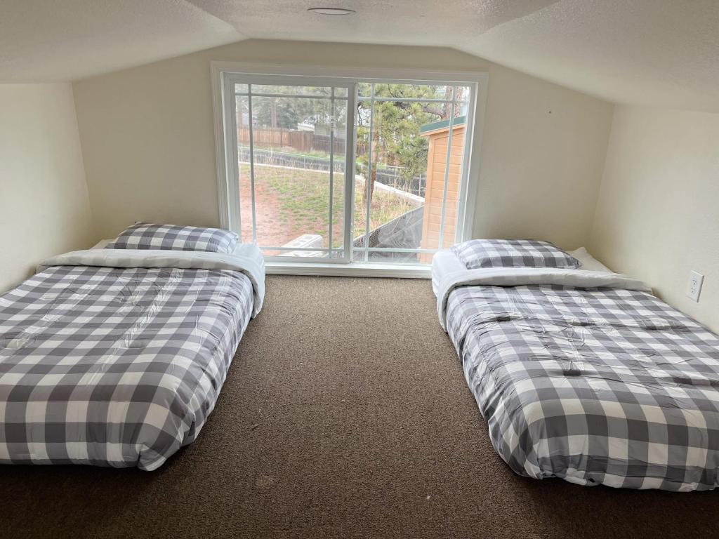 Postel nebo postele na pokoji v ubytování Cedar Tiny Home