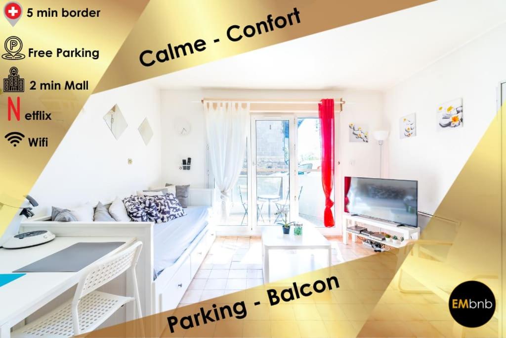 een weergave van een woonkamer met een kamer met een tv bij EMbnb - Studio Near Geneva in Étrembières
