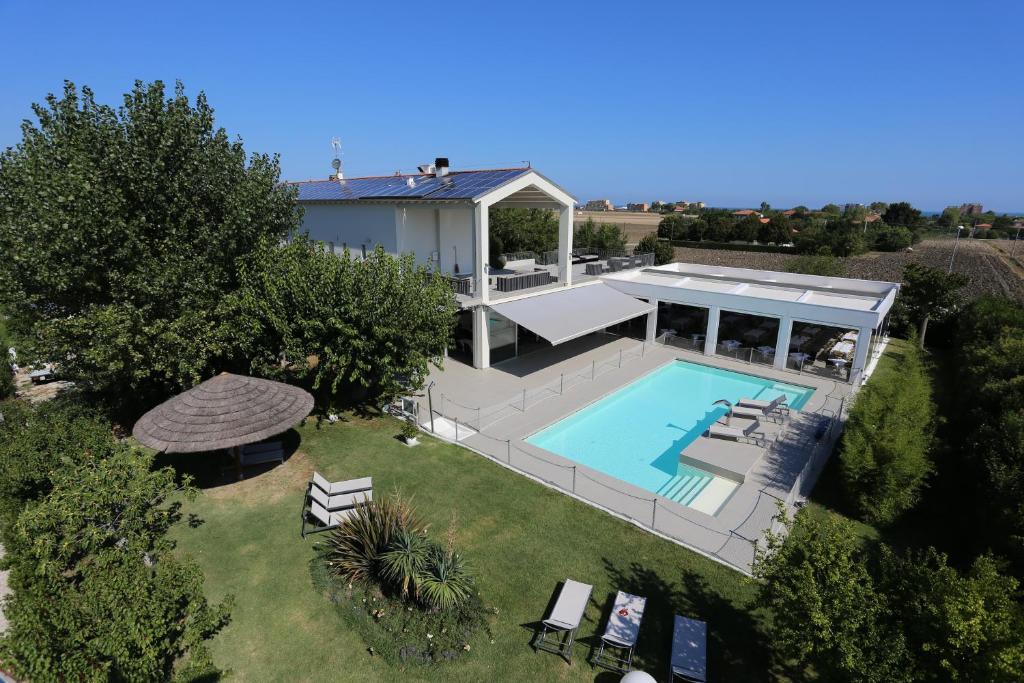 vista aerea di una casa con piscina di Il Portico a Fano