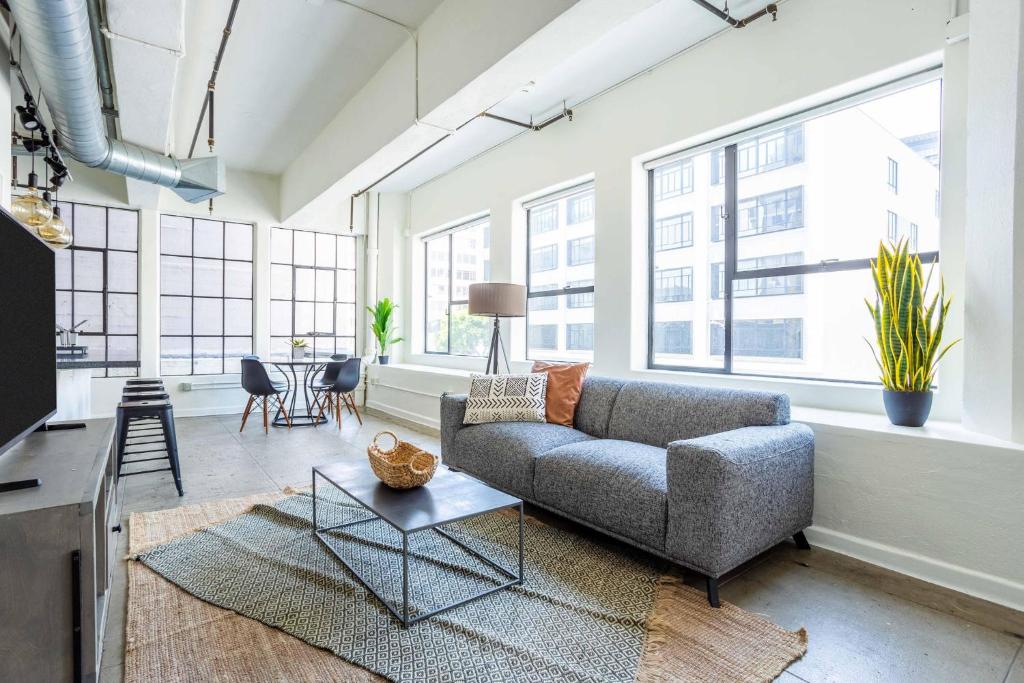 Modern Studio in DTLA with Rooftop Lounge, Los Angeles (updated prices