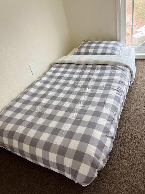 Postel nebo postele na pokoji v ubytování Alder Tiny Home