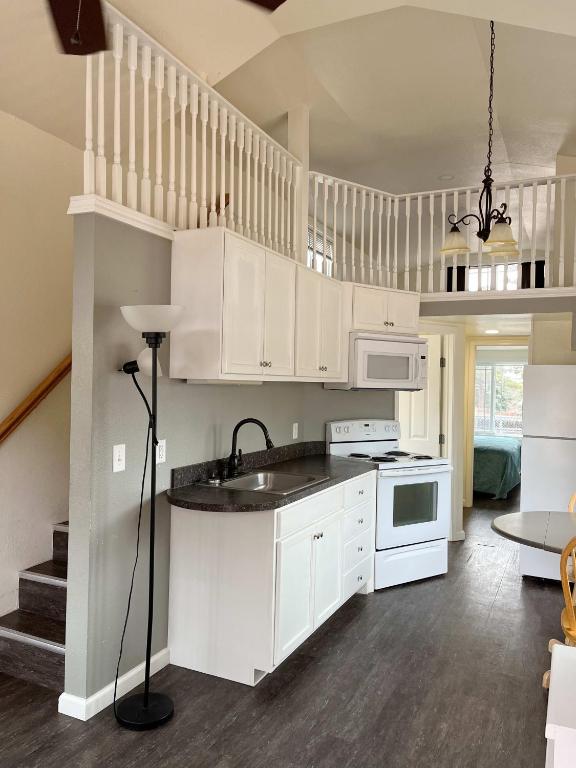 Kuchyň nebo kuchyňský kout v ubytování Alder Tiny Home