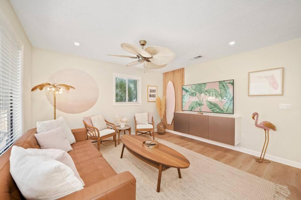 uma sala de estar com um sofá e uma mesa em Luxury Beach House Oasis 3 Blocks from the Beach em Cape Canaveral