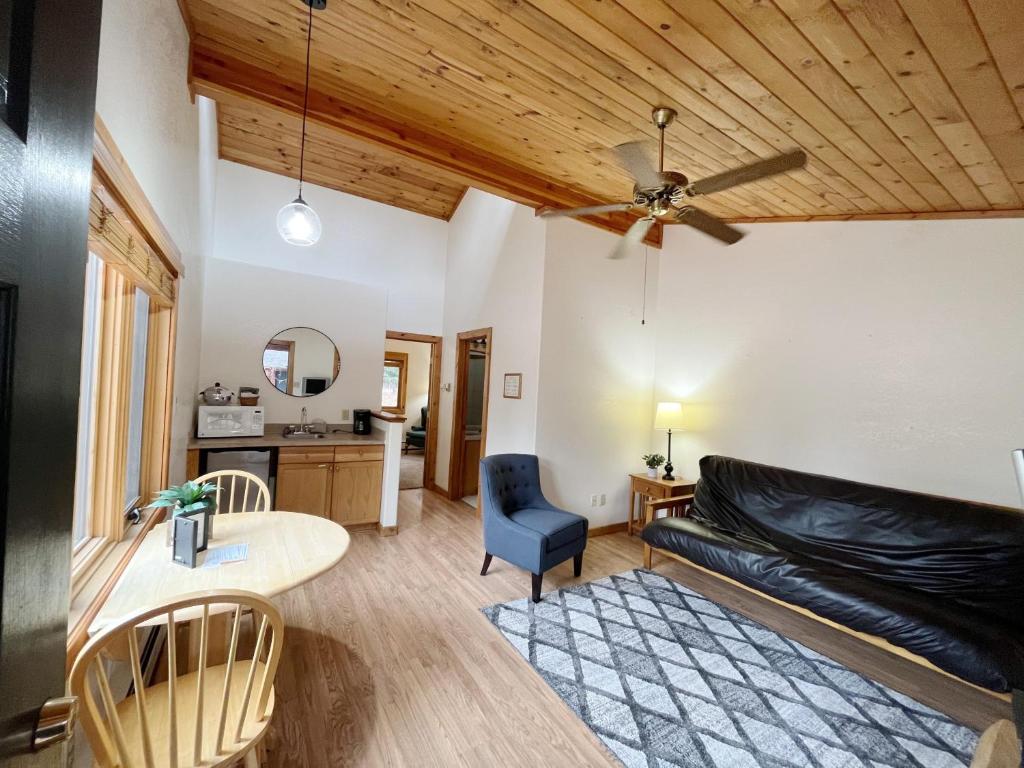 Cabin Suite في وودلاند بارك: غرفة معيشة مع أريكة وطاولة