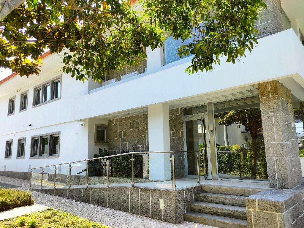 een gebouw met een trap ervoor bij Embaixada da Vila in Cascais